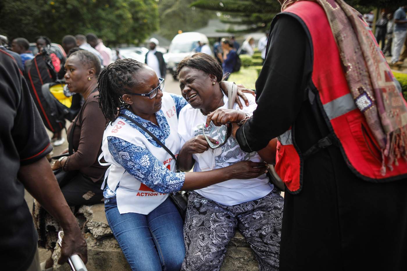 Una mujer llora desconsolada tras ver el cuerpo sin vida de un familiar tras el ataque contra un complejo hotelero en Nairobi. (EFE)
