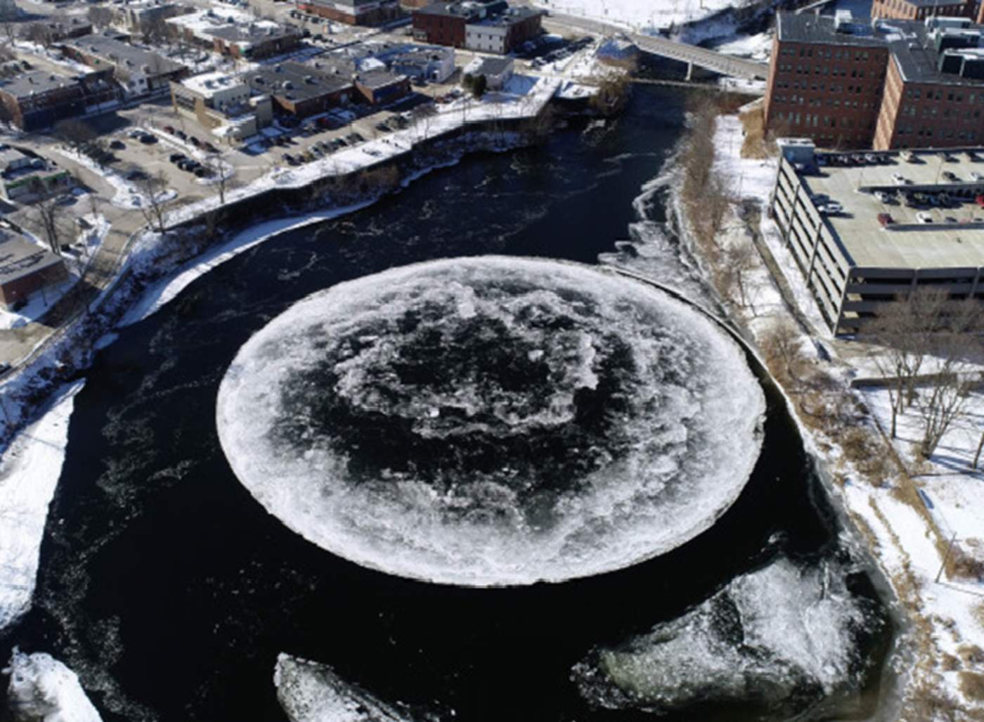 Disco de hielo que gira fascina con su espectáculo natural