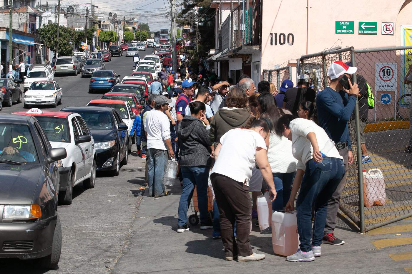 El desabasto de gasolina en Michoacán no es un tema de movilidad, sino de primera necesidad, afirmó el coordinador del Partido de la Revolución Democrática (PRD) en la Cámara de Diputados, Ricardo Gallardo Cardona. (EFE)