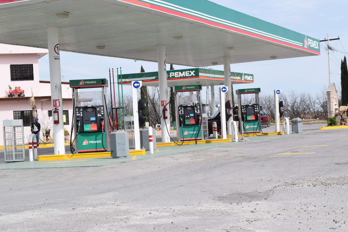 Riquelme confía en la normalización del abasto de gasolina, al argumentar que el martes llegaron 800 mil litros de gasolina en la región. (ARCHIVO)