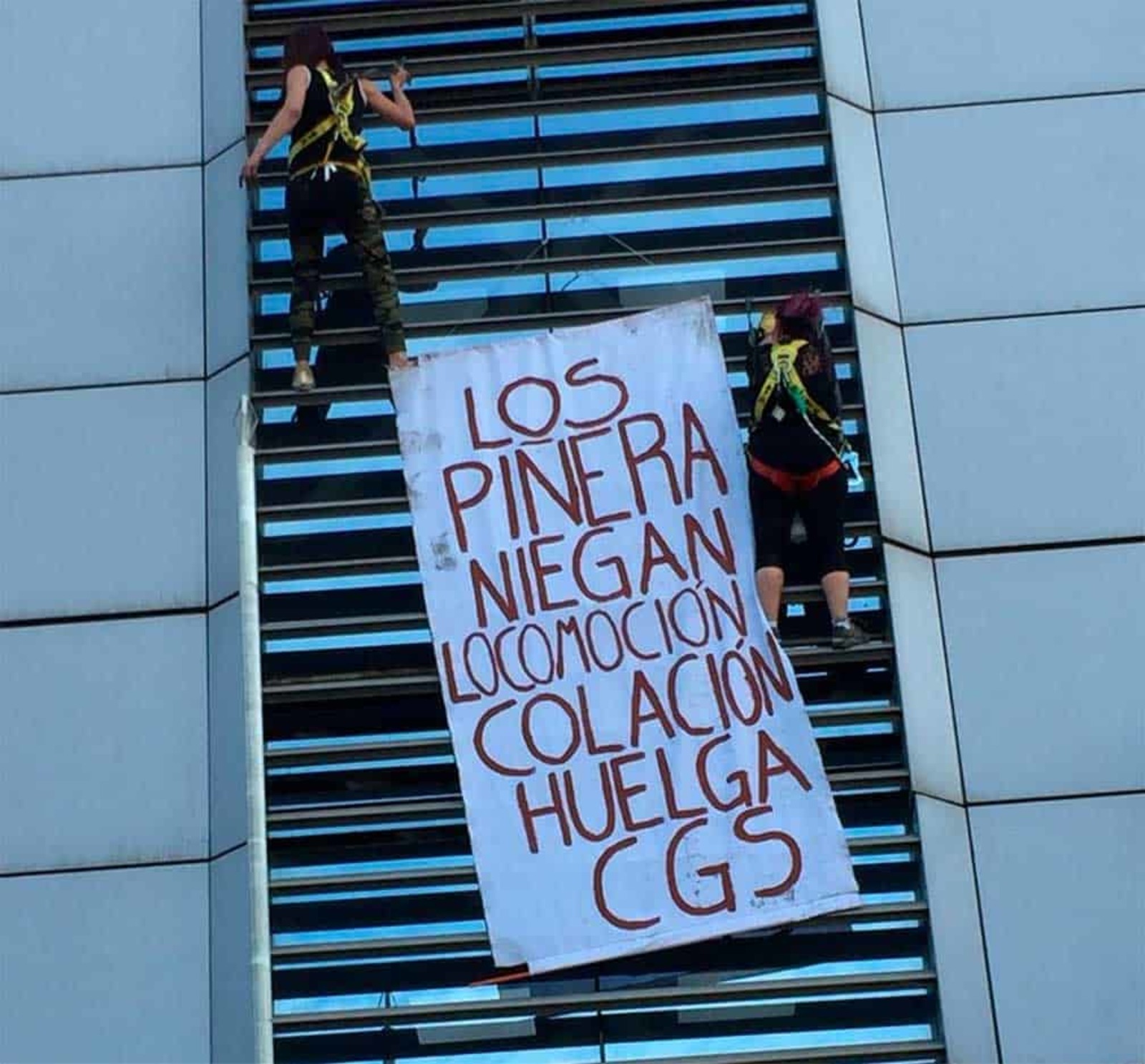 Manifestación. Subieron a un edificio dos mujeres en Chile por mejores condiciones laborales. (TWITTER)