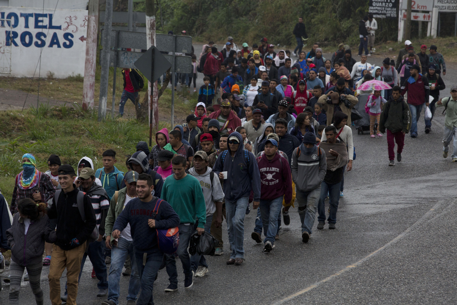 Avanzan. El Instituto Guatemalteco de Migración registró ayer el ingreso al país de 1,701 hondureños y 107 salvadoreños que integran las caravanas de migrantes que buscan llegar a EU. (AP)