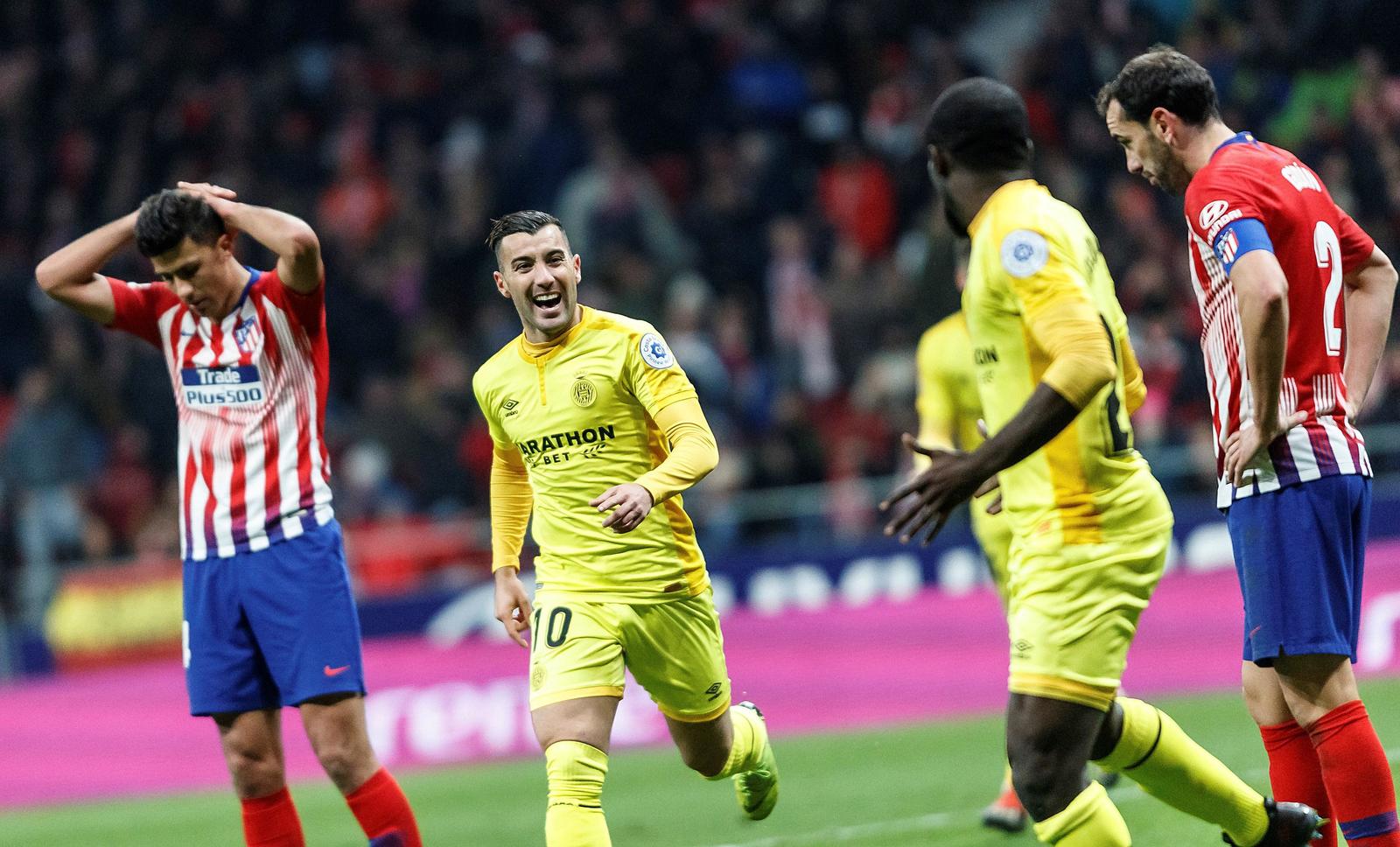 Seydou Doumbia (d) celebra con Borja García (10) su gol, que le dio el empate a tres al Girona y con lo que avanzaron a cuartos de final.