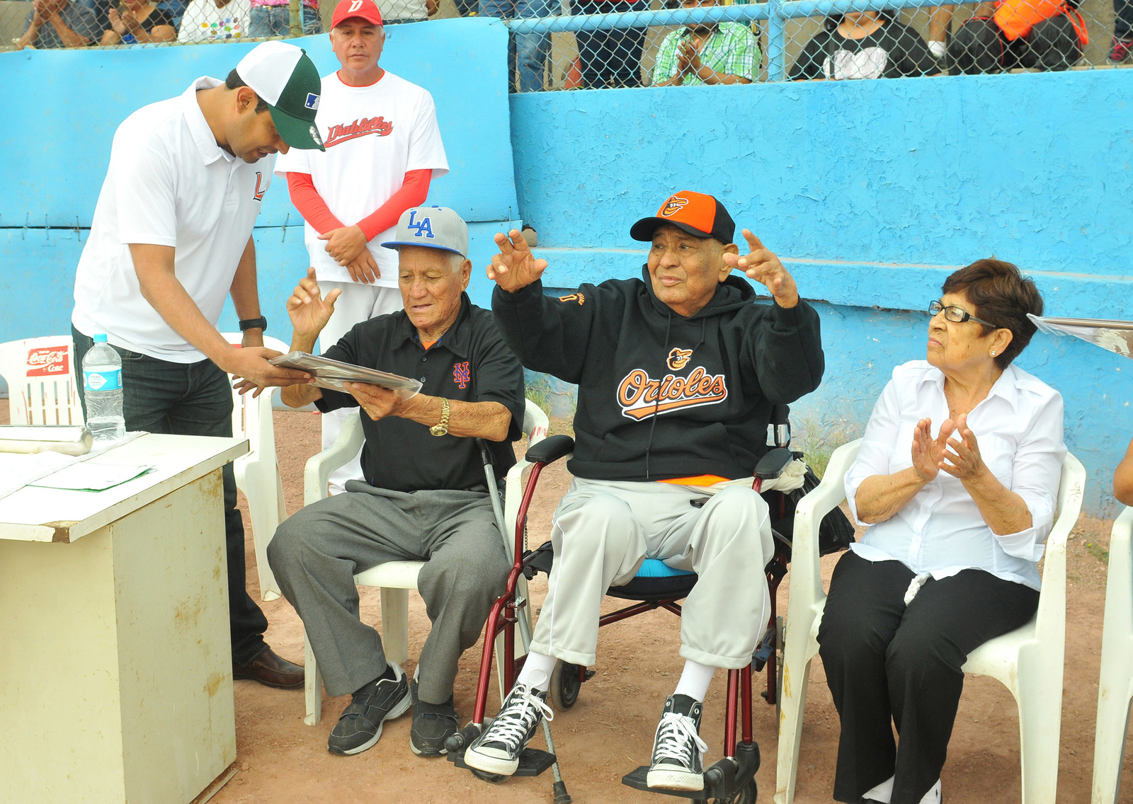 Carlos 'Calili' Lozano (centro) es un enamorado del beisbol y ha dedicado su vida a instruir a las nuevas generaciones de laguneros.