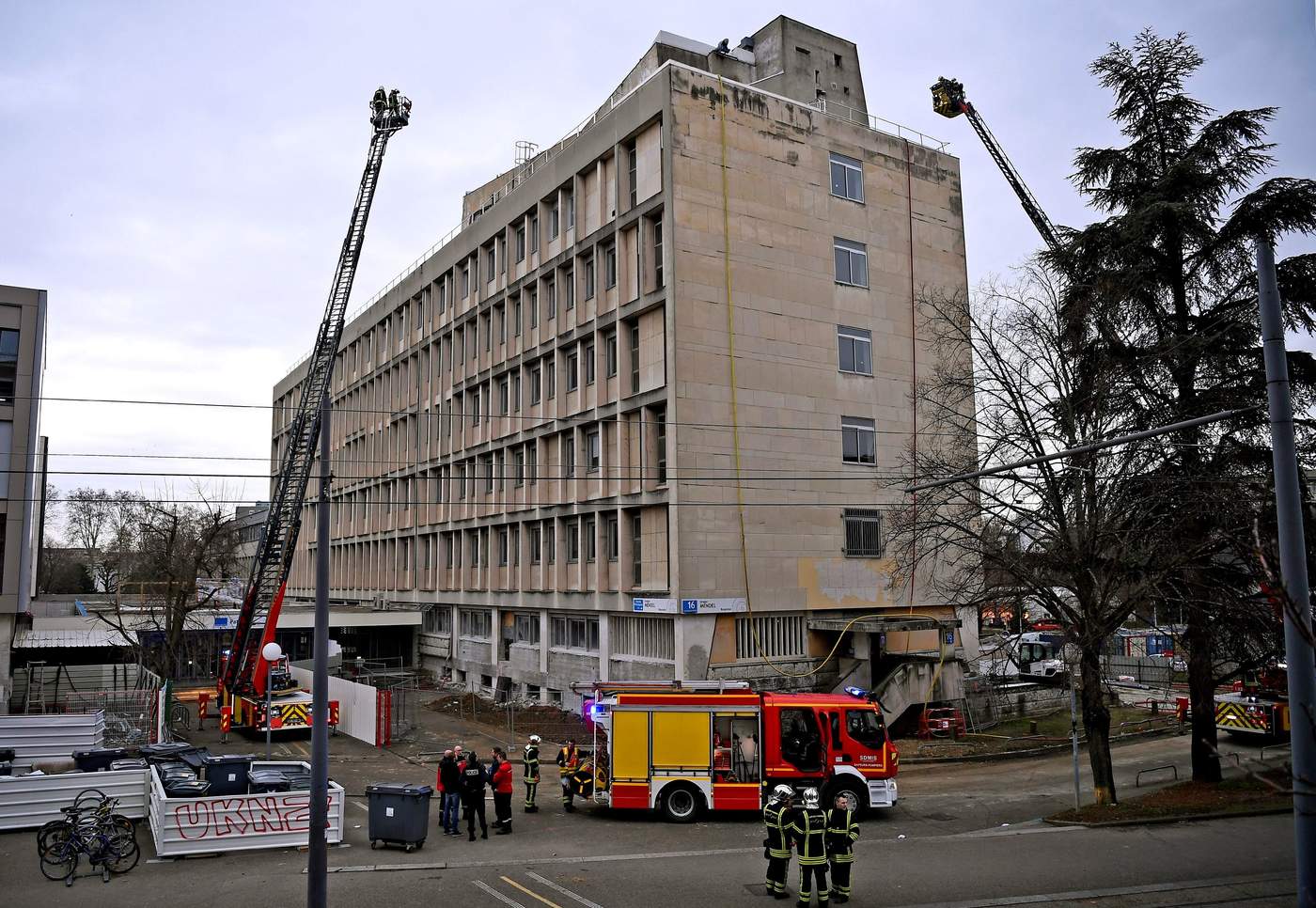 La universidad de la ciudad francesa de Lyon fue evacuada este jueves por la mañana después de que se produjera un violento incendio en el tejado y se escuchara una fuerte explosión. (EFE)