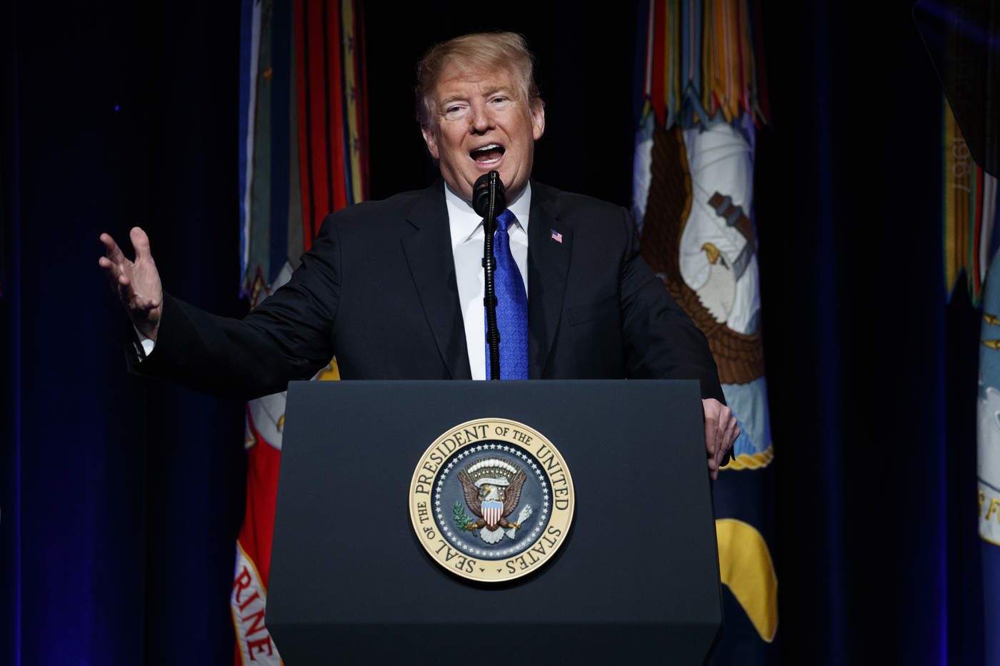 'Mi primera obligación es defender nuestro país', dijo en un discurso en el Pentágono. (AP)
