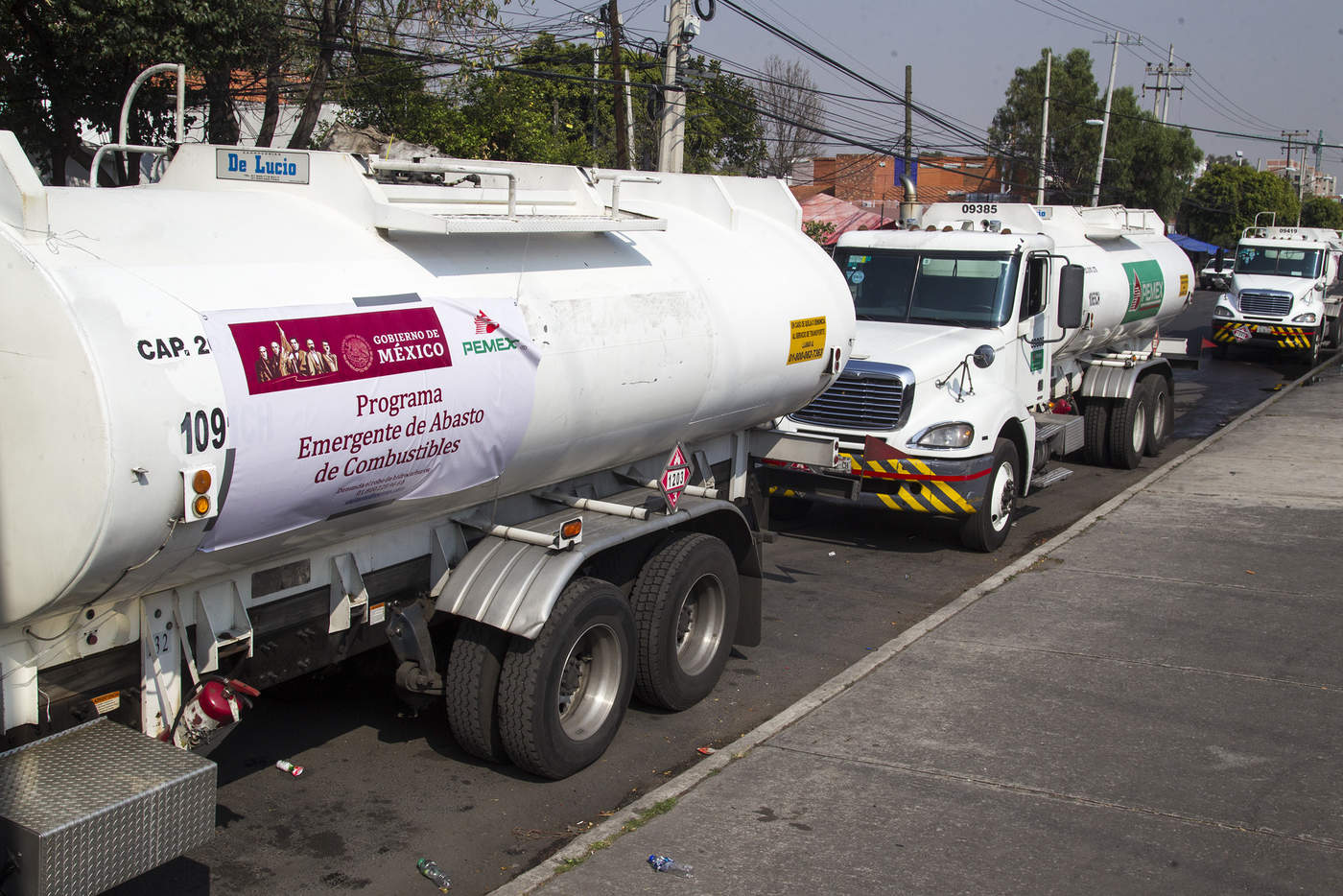 La Cámara Nacional del Autotransporte de Carga (Canacar) informó que en las próximas 48 horas, Petróleos Mexicanos (Pemex) autorizará el suministro directo con autotanques de doble remolque en las estaciones de servicio. (NOTIMEX)