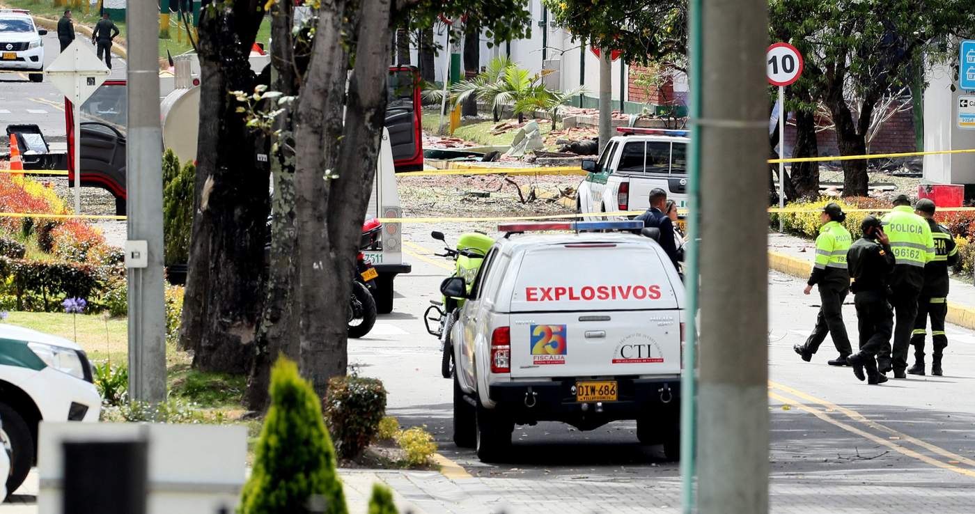 Las autoridades no han explicado cómo el vehículo con la bomba fue ingresado en la sede de la Escuela General Santander. (EFE)
