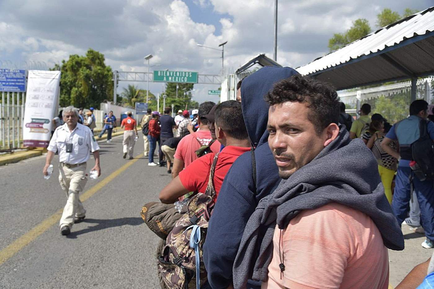 Los primeros integrantes de una nueva caravana de migrantes hondureños llegaron hoy a la frontera entre Guatemala y México, y diligencian los documentos migratorios para solicitar asilo en el país. (EFE)