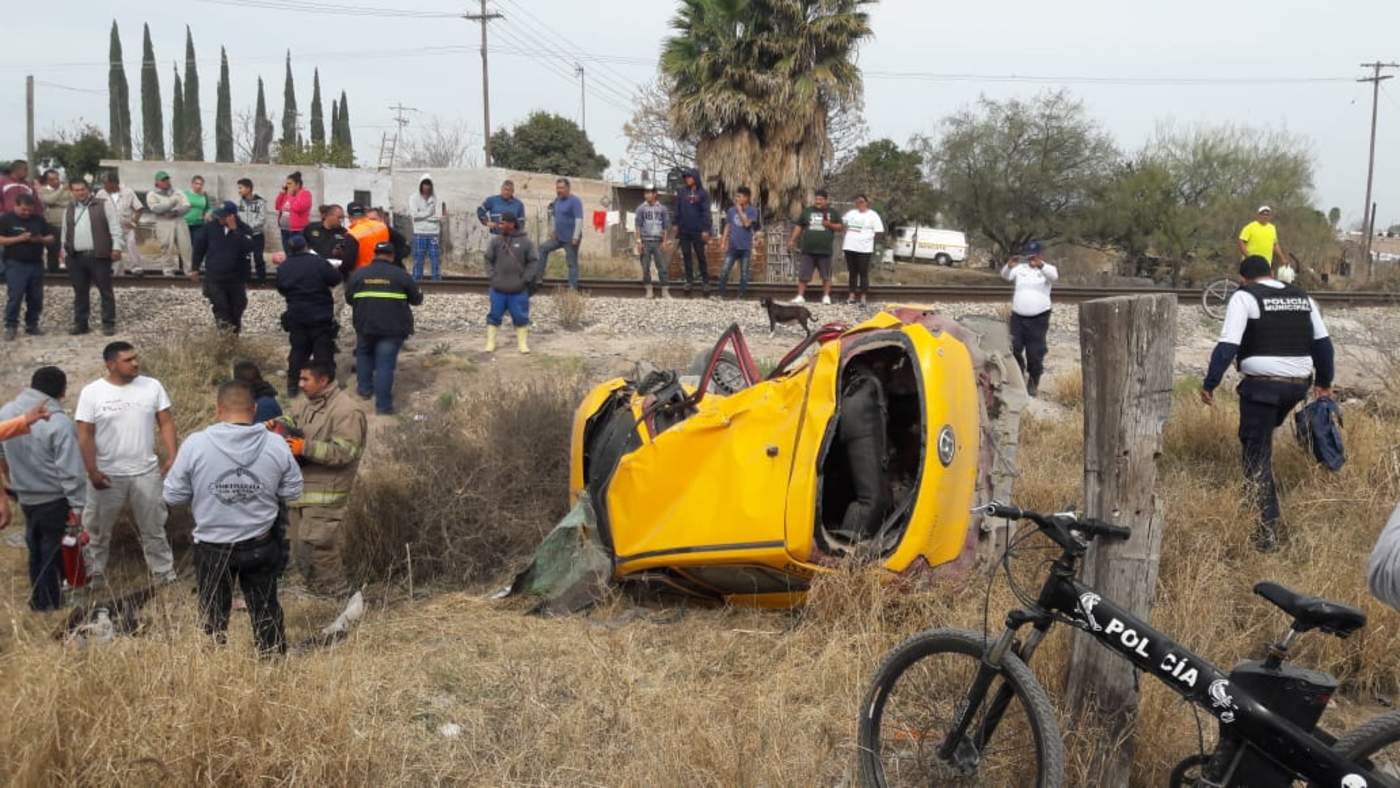 Pese a lo aparatoso del accidente, ya que el automóvil registró pérdida total, el hombre salió con vida. (ARCHIVO)