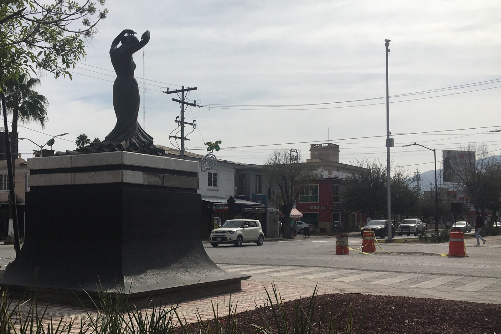 Calzada Colón. La escultura de Pilar Rioja se moverá al centro de una rotonda ubicada sobre la intersección con la calle Morelos. (FABIOLA P. CANEDO)
