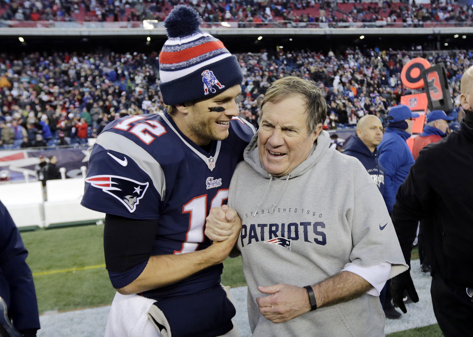 El quarterback de los Patriotas de Nueva Inglaterra, Tom Brady, celebra con el entrenador Bill Belichick tras vencer 41-13 a Miami en 2014.