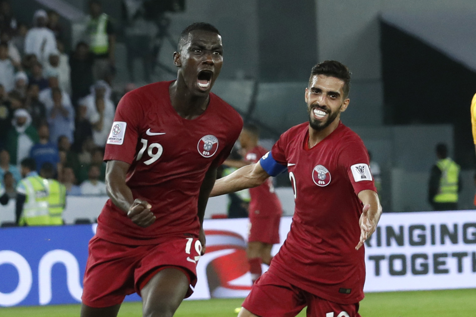 El delantero catarí Almoez Ali (i) festeja tras marcar el primer gol de su equipo en el partido ante Arabia Saudí por el Grupo E de la Copa Asia en Abu Dabi.