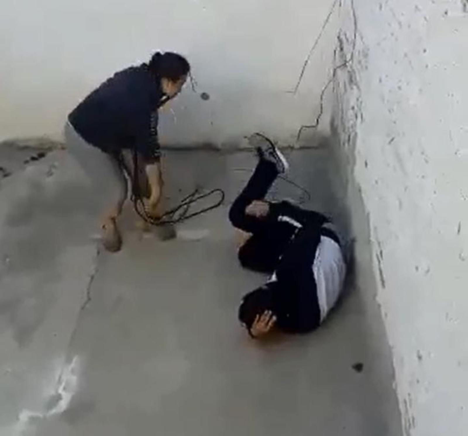 Arrestan a mujer por golpear a su hijo