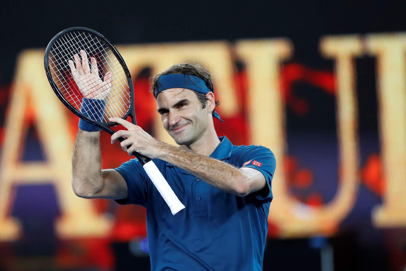 Roger Federer celebra su victoria ante Taylor Fritz, en Australia. (EFE)
