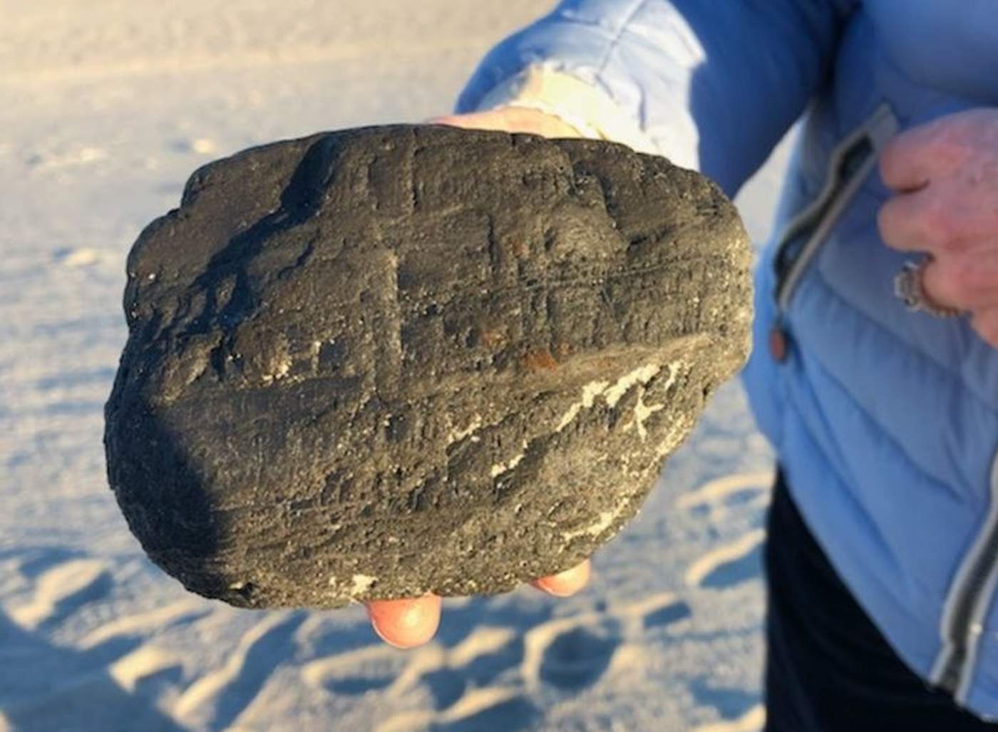 Encuentran objeto en la playa y no saben si es un meteorito