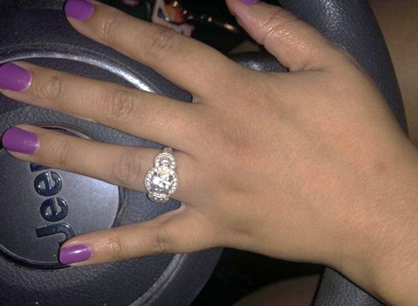 La mujer se queja tanto del anillo como de la forma como se llevó a cabo la propuesta de matrimonio. (INTERNET)