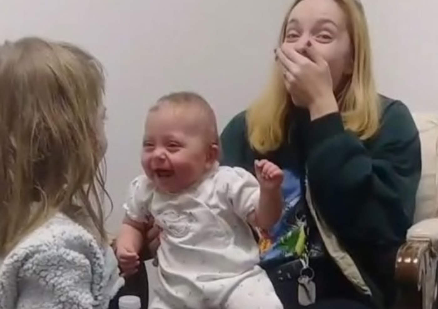 Bebé reacciona a carcajadas al escuchar por primera vez