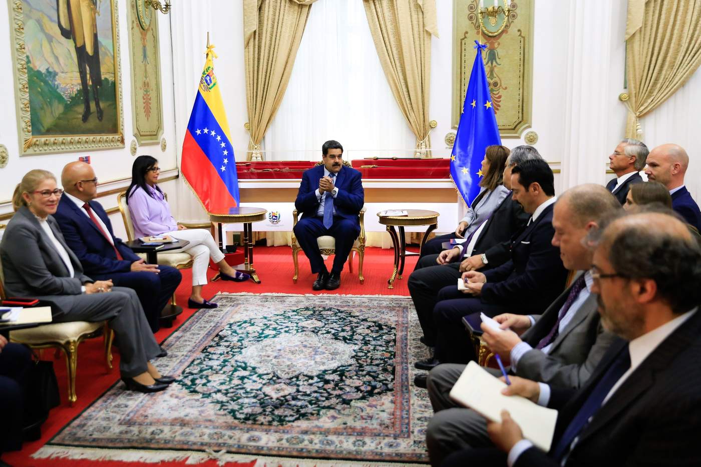 Antes de reunirse con Maduro, la delegación fue recibida por el canciller venezolano, Jorge Arreaza, según mostraron las mismas imágenes. (EFE)