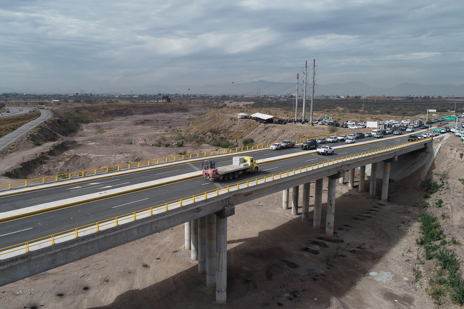 Obra. Autoridades inauguraron el puente El Tajito, donde aún falta el alumbrado público. (VERO RIVERA)