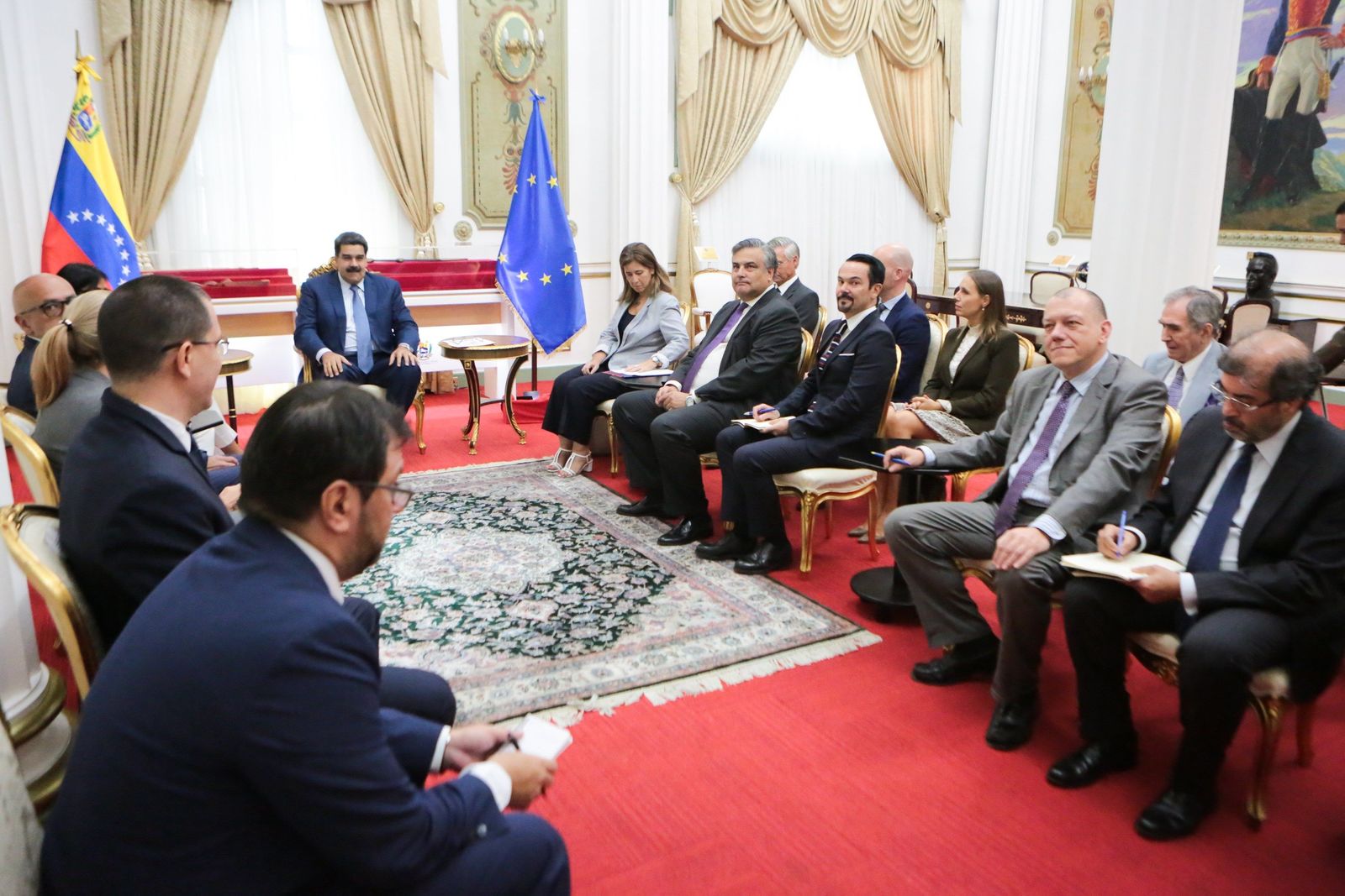 Encuentro. Nicolás Maduro se reunió ayer con la embajadores y encargados de negocios de la Unión Europea.