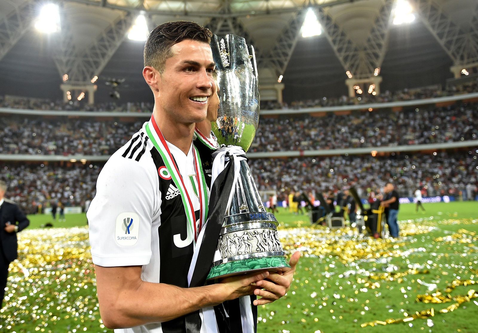 Cristiano Ronaldo, ahora con Juventus, celebra la victoria de la Supercopa italiana luego de vencer al Milan en el estadio King Abdullah de Yeda (Arabia Saudí). El portugués anotó el gol decisivo para ganar 1-0 y conquistar su primer título como juventino.