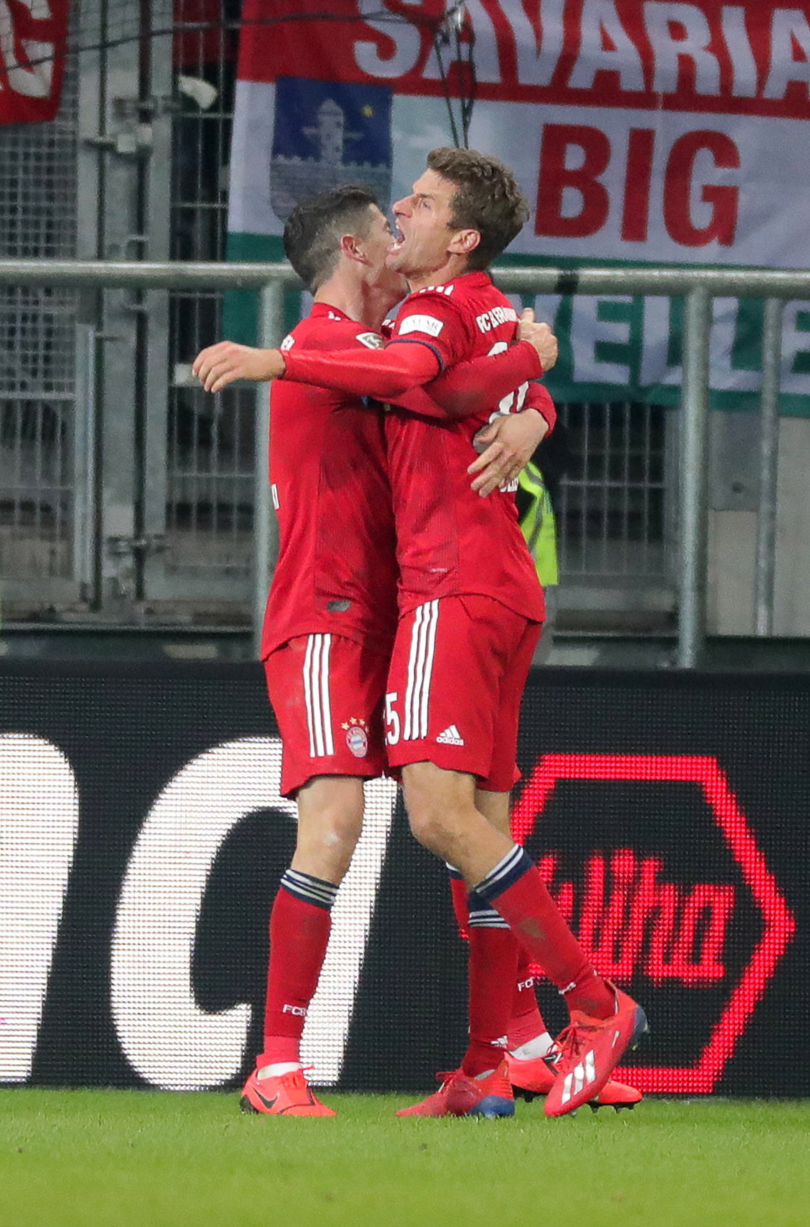 Robert Lewandowski (i) y Thomas Mueller celebran el gol que puso las cifras definitivas.