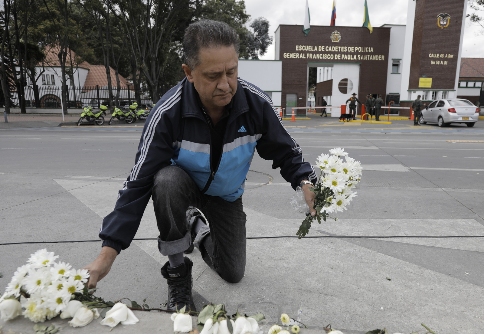 Dolor. Personas rindieron homenaje a las víctimas del atentando terrorista en Bogotá.