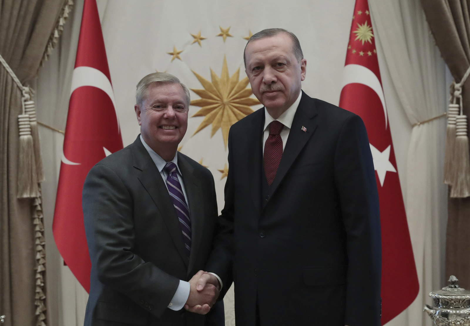 Revisión. El presidente turco Recep Tayyip Erdogan, recibió al senador republicano estadounidense Lindsey Graham.