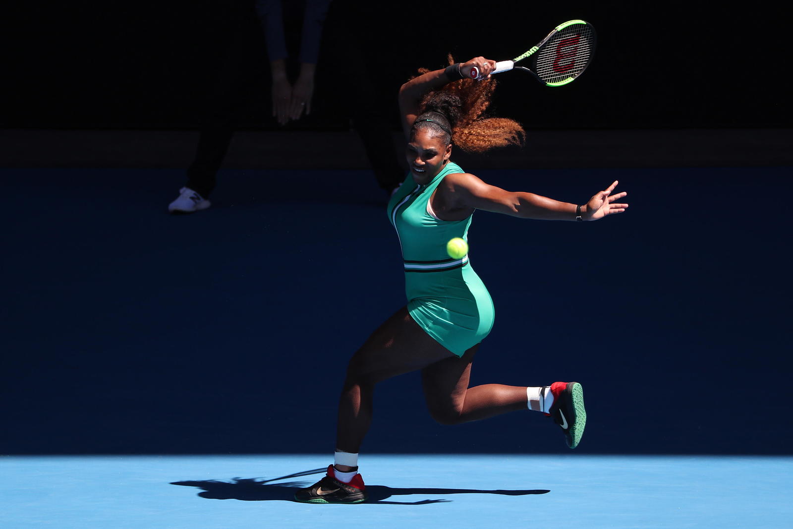 Serena Williams no tuvo problemas para derrotar 6-2, 6-1 a Dayana Yastremska y así avanzar a la cuarta ronda en Australia.