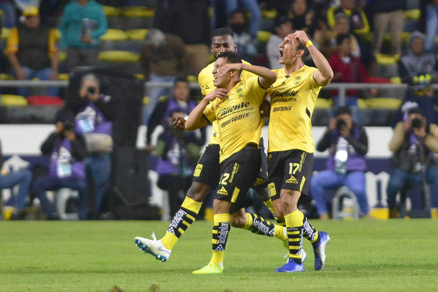 Alberto Acosta, del Morelia, en festejo con sus compañeros después de anotar el primer gol durante el juego en el Estadio Morelos.