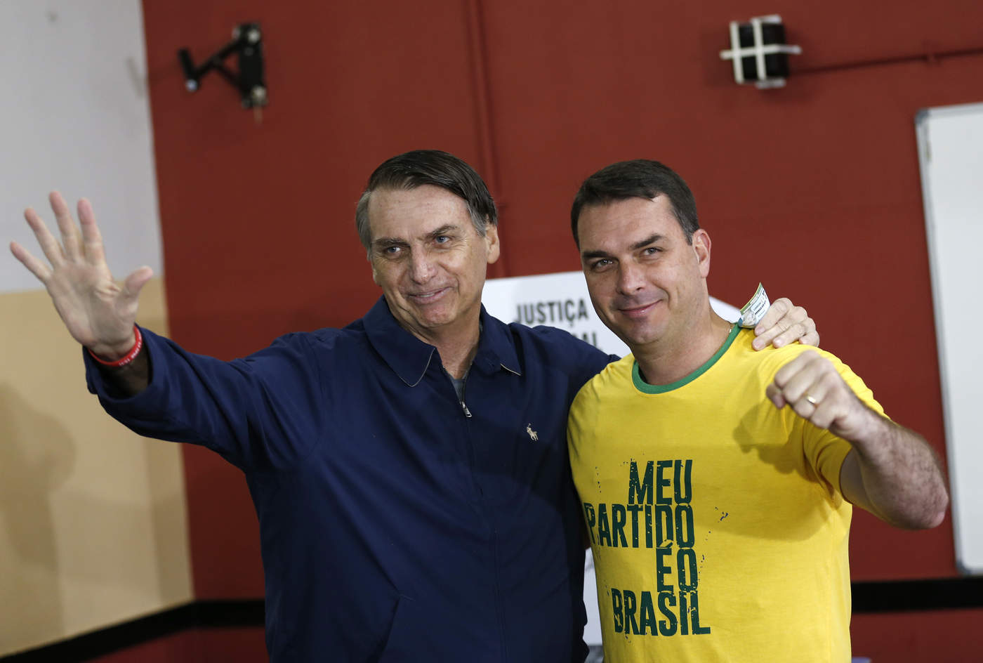 El hijo del mandatario, Flavio Bolsonaro, ha sido objeto de críticas luego de que el Consejo de Control de Actividades Financieras, el organismo regulador financiero del país, dio a conocer unos pagos sospechosos a su exchofer. (ARCHIVO)