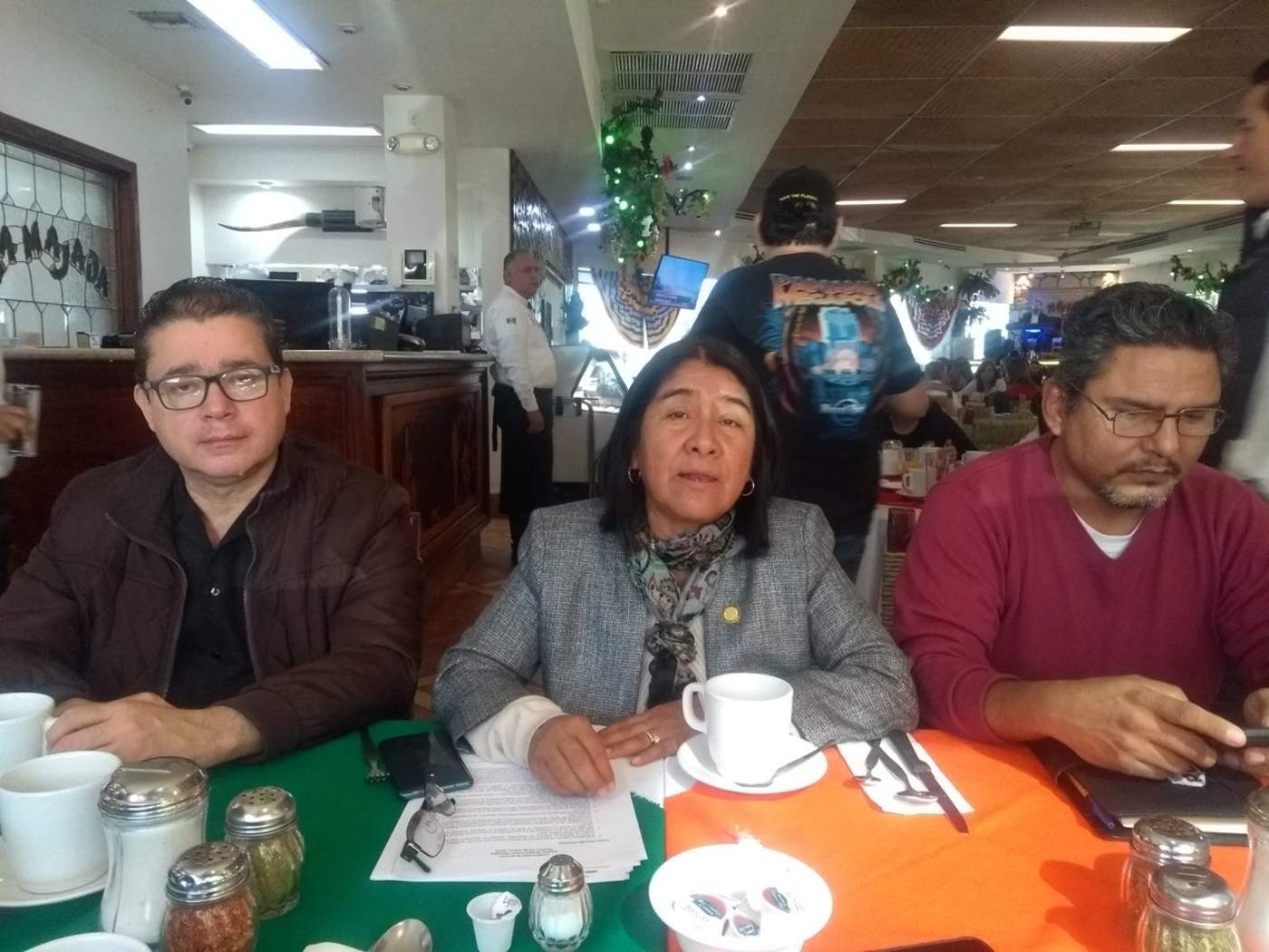  La dirigente de Morena estuvo este sábado en Torreón acompañada por Carlos César Martínez y Manuel Pacheco, integrantes del Comité Ejecutivo Estatal además del regidor Ignacio Corona.  (EL SIGLO DE TORREÓN) 