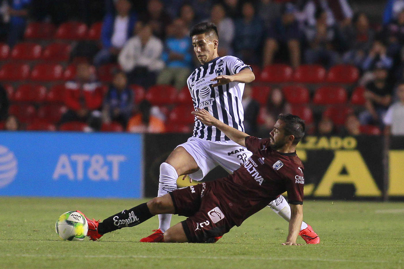 Con 10 jugadores, Monterrey vence a Querétaro por la mínima