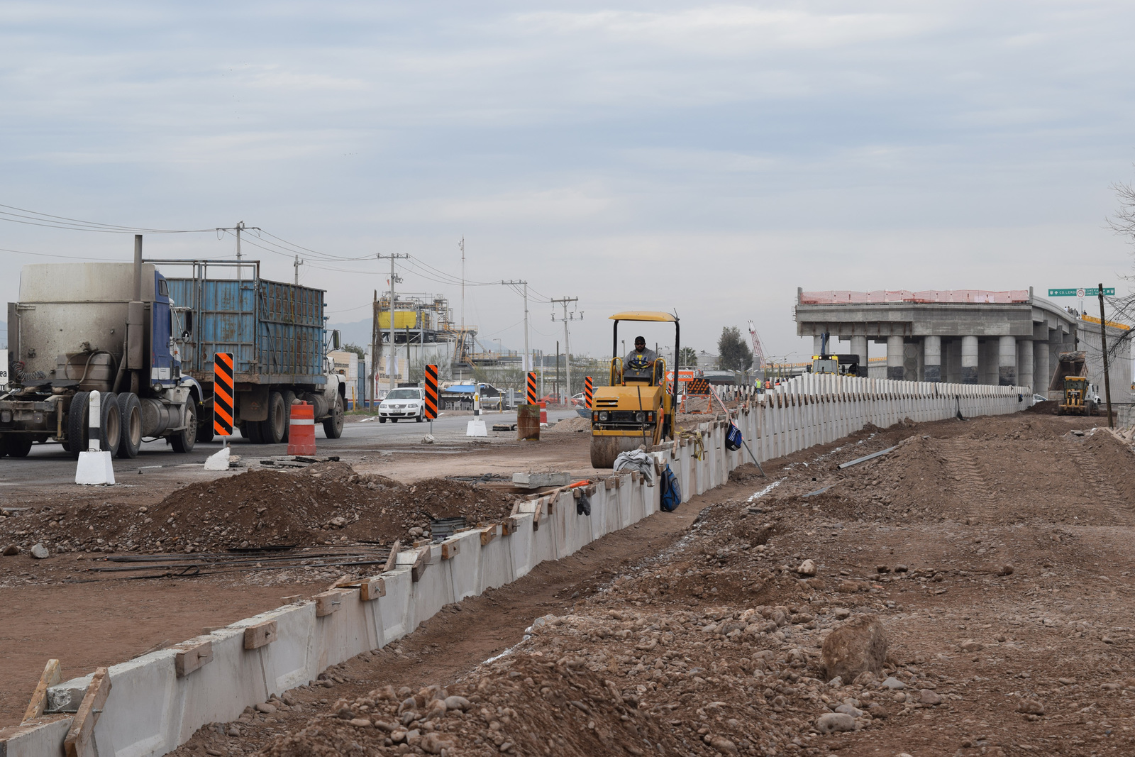 Actualmente están en proceso dos obras, la del puente sobre el cruce con la carretera a Gregorio A. García y el puente Aduana; con ello estará concluido el Segundo Periférico.