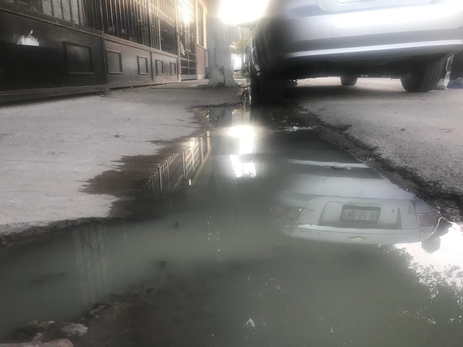 Queja. Vecinos de la colonia Valle Dorado de Torreón, denunciaron que llevan más de 6 meses con brotes de aguas negras. (EL SIGLO DE TORREÓN) 