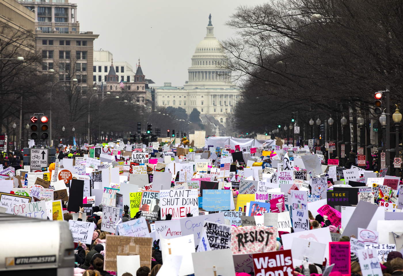 Toman a EU. Miles de mujeres protestaron en diferentes ciudades de los Estados Unidos en contra del presidente.