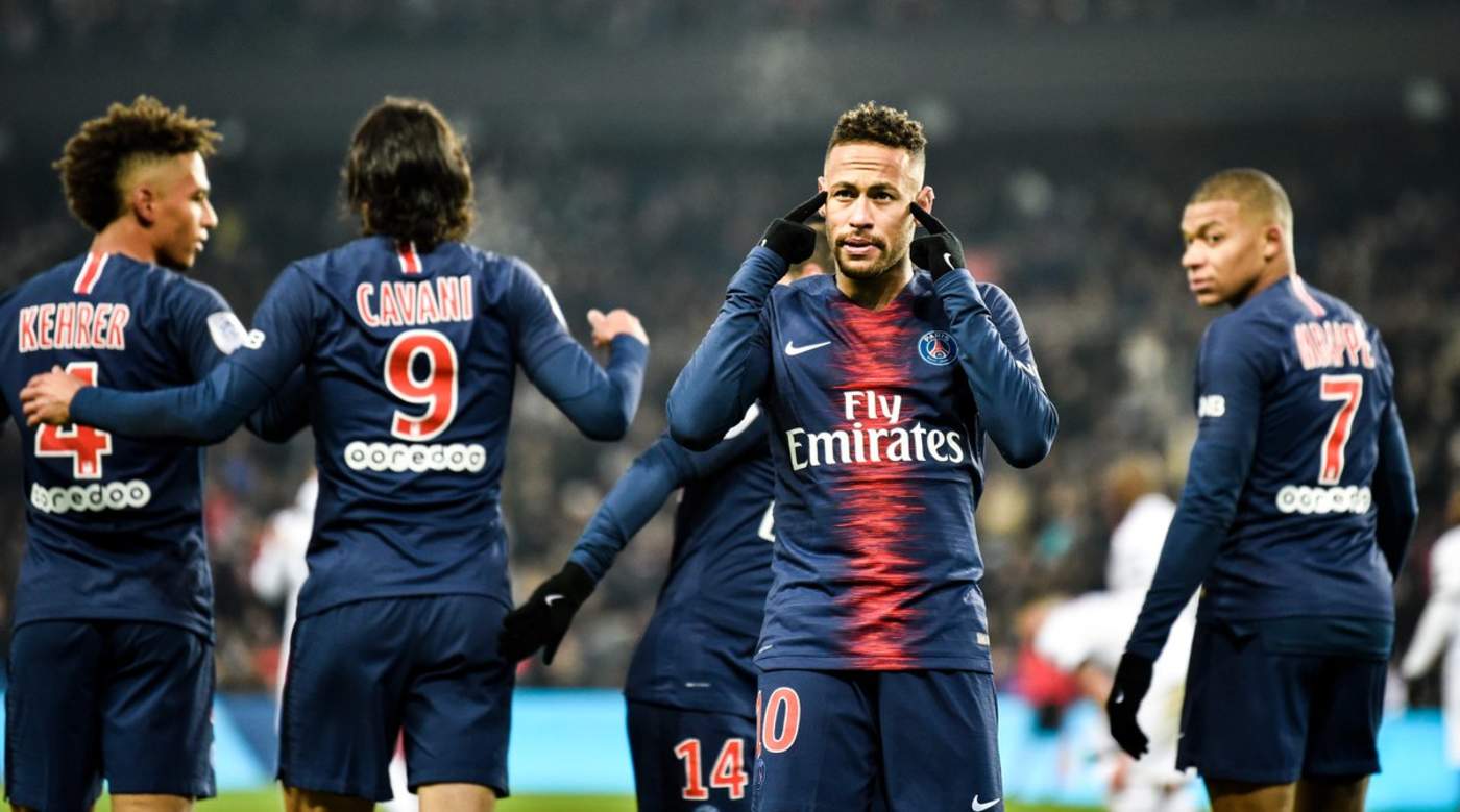 El delantero brasileño Neymar festeja tras marcar gol del París Saint Germain ante EA Guingamp. (Especial)