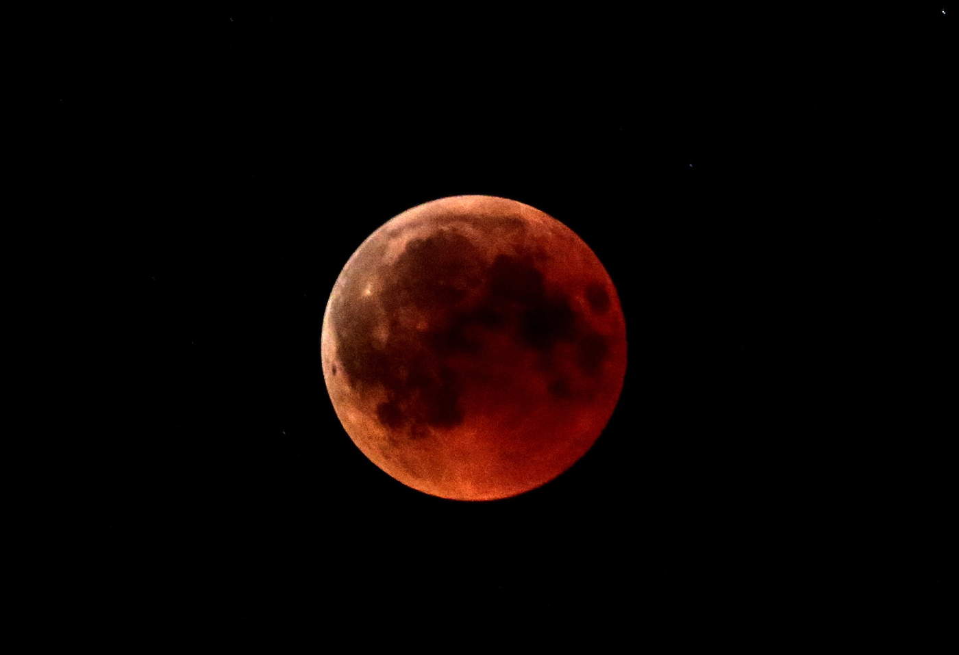 Un eclipse lunar se presenta cuando la Tierra se encuentra entre la Luna y el Sol, y durante el proceso la Luna, nuestro satélite natural, adquiere usualmente una coloración rojiza, explicó. (ARCHIVO) 
