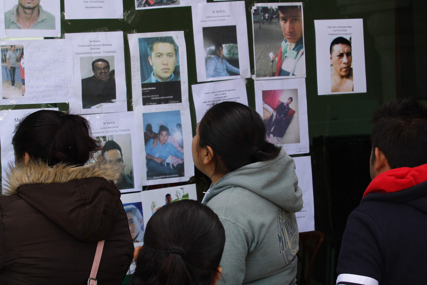Habitantes de Tlahuelilpan, Hidalgo, acuden al Centro Cultural Regional del municipio para pedir información sobre los desaparecidos tras el incendio de un ducto de Pemex el pasado viernes por la noche.  (NOTIMEX)