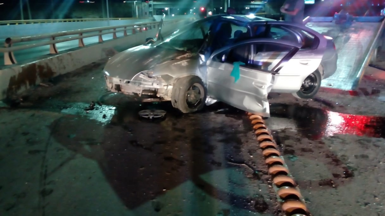 Accidente. El vehículo chocó de frente contra la base de concreto que delimita la carretera Torreón-San Pedro y Periférico. (EL SIGLO DE TORREÓN)
