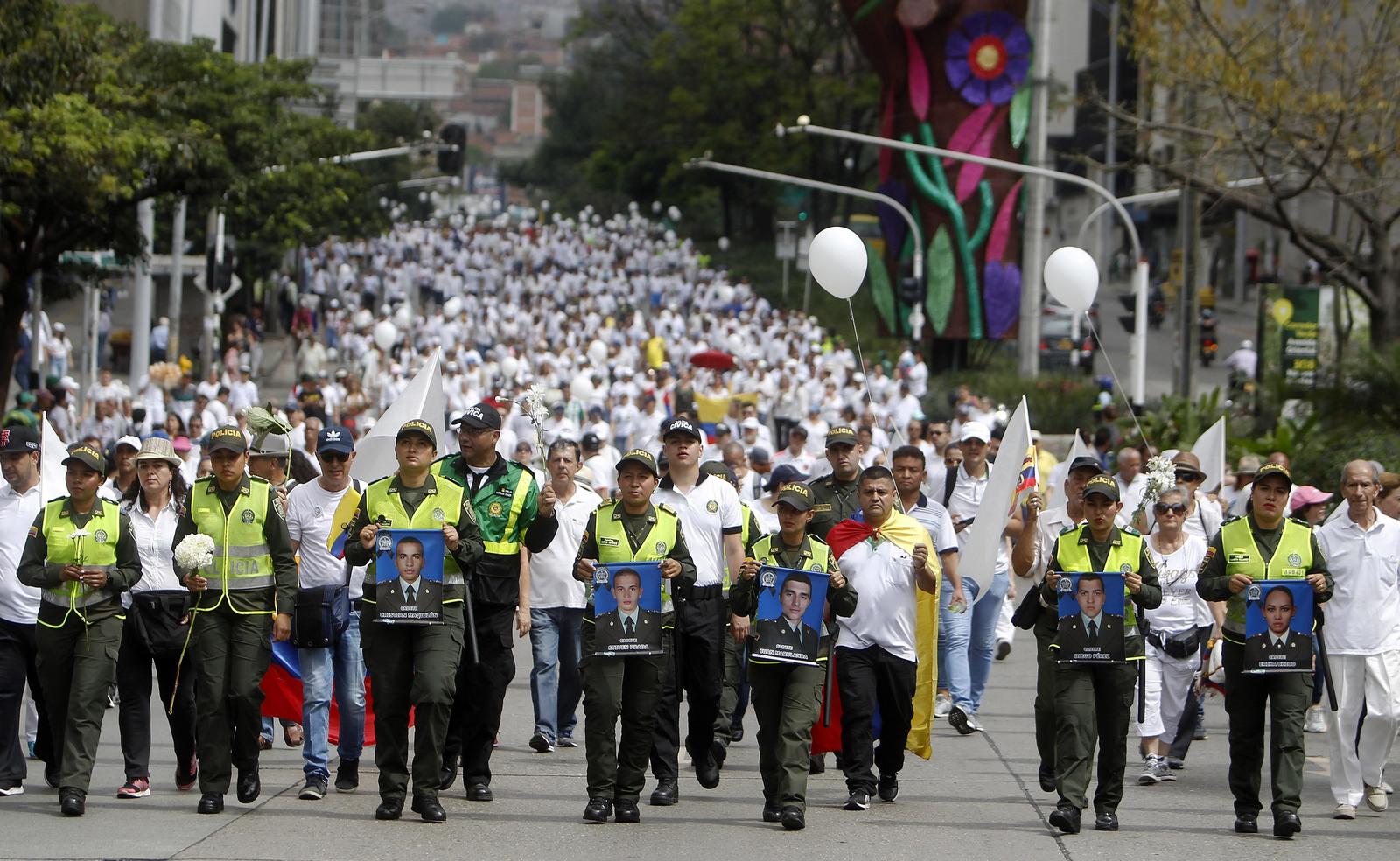 Se unen. Policías y ciudadanos participaron en una marcha contra del terrorismo ayer en Medellín, Colombia. (EFE)