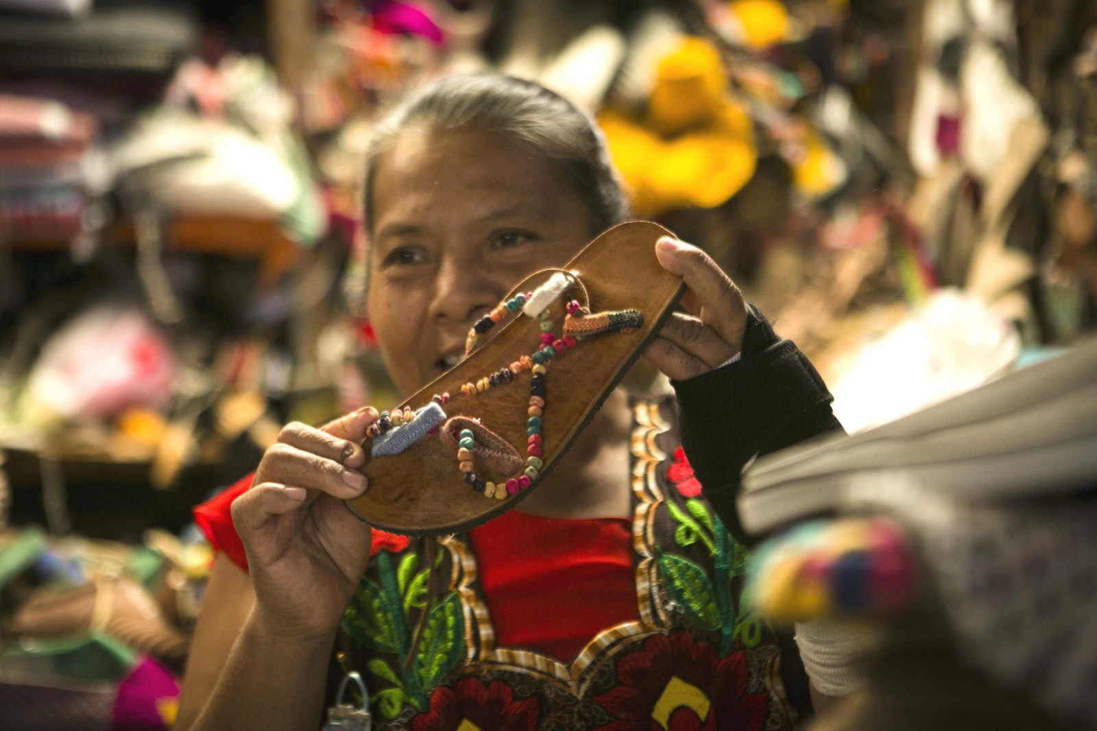 Protagonistas. El colectivo Ndavaa, de Oaxaca, se dedica a elaborar sandalias, calzado artesanal y modelos del que exportan hasta 40 toneladas de producto a varios países, de Europa y América. (CORTESÍA)