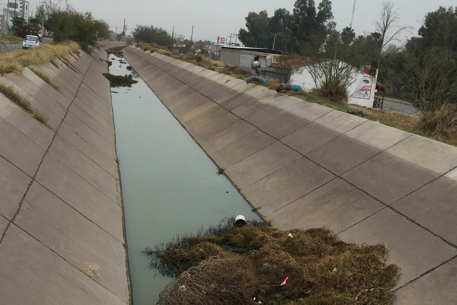 Problema. Los canales de riego que pasan por Torreón, no son los únicos que se toman como depósitos de basura. (GUADALUPE MIRANDA)