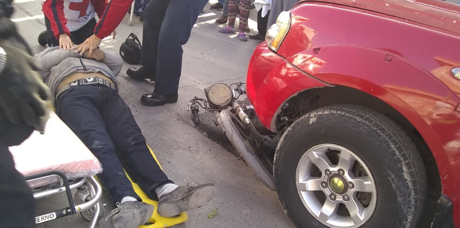Motociclista de 52 años muere tras ser arrollado por el conductor de una camioneta en calles de la colonia 5 de Mayo del municipio de Gómez Palacio. (EL SIGLO DE TORREÓN)
