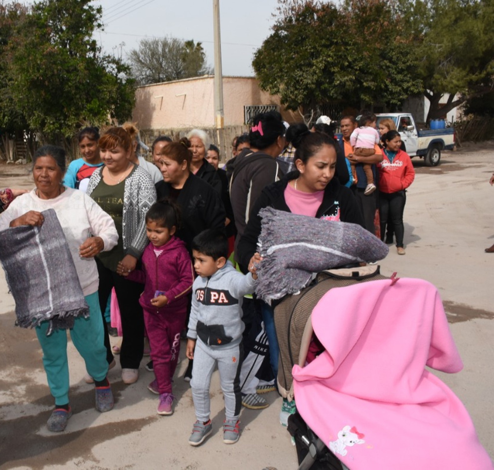 Habitantes de El Rayo reciben apoyos