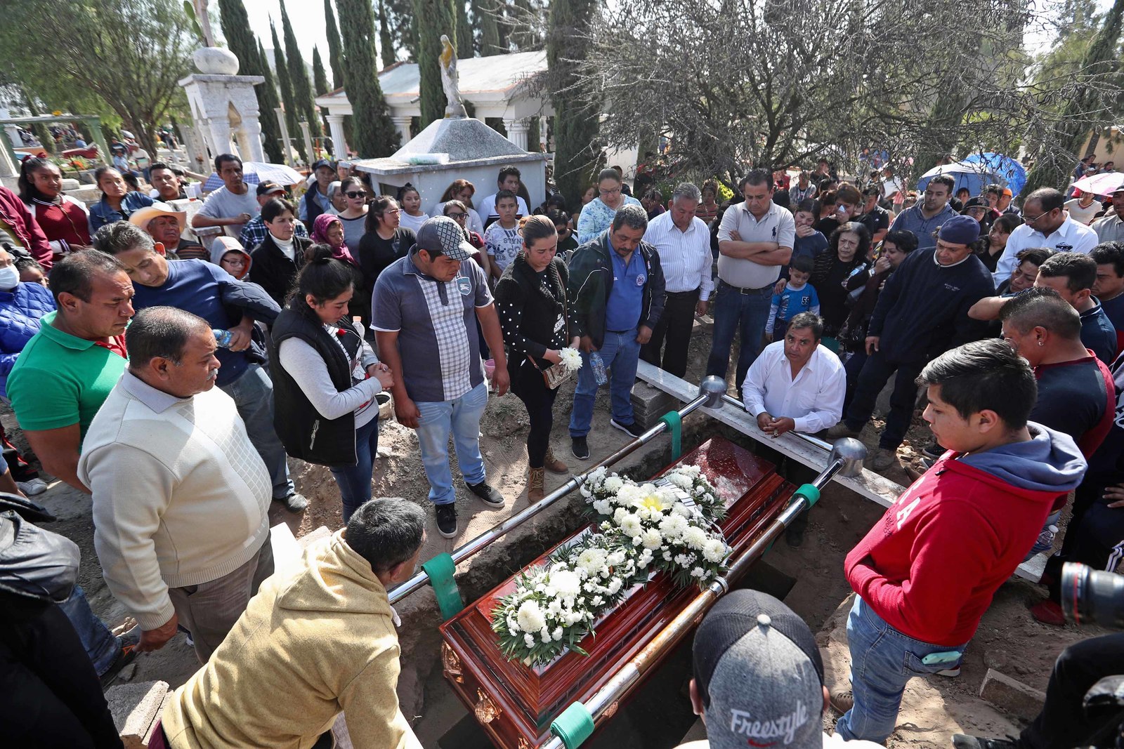 Luto. Ayer se realizaron los primeros funerales de víctimas. (EL UNIVERSAL)
