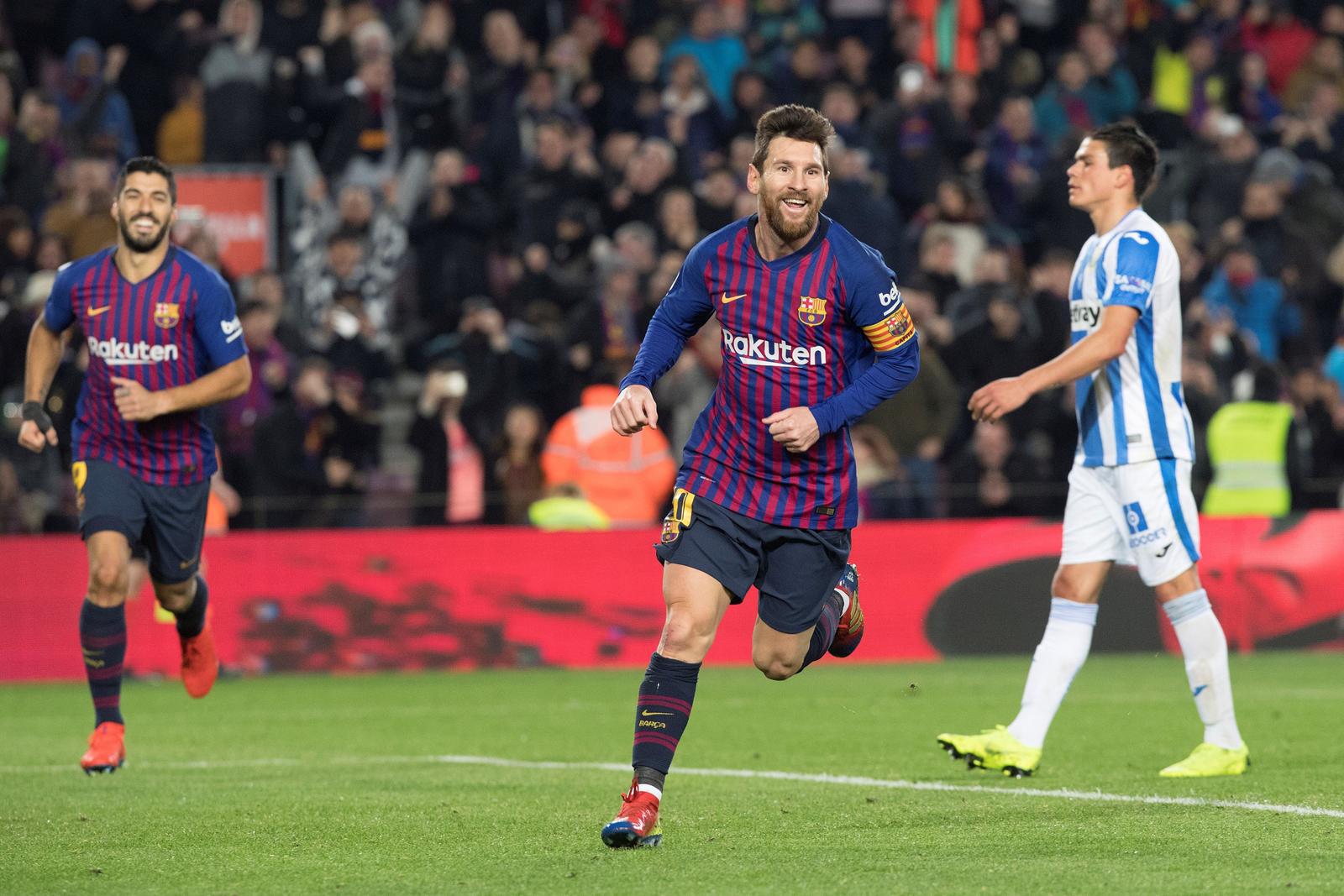 El delantero argentino del Barcelona Leo Messi celebra su gol durante el partido en el Camp Nou.