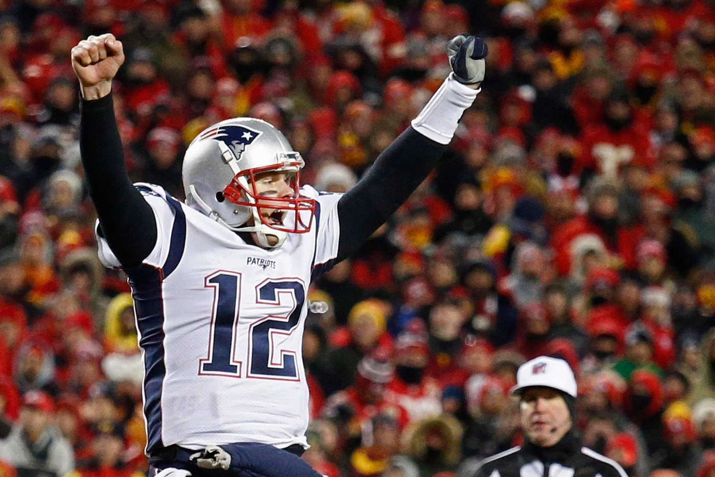 El quarterback Tom Brady festeja tras vencer a los Chiefs de Kansas City en el partido por el campeonato de la Conferencia Americana de la NFL. (AP)