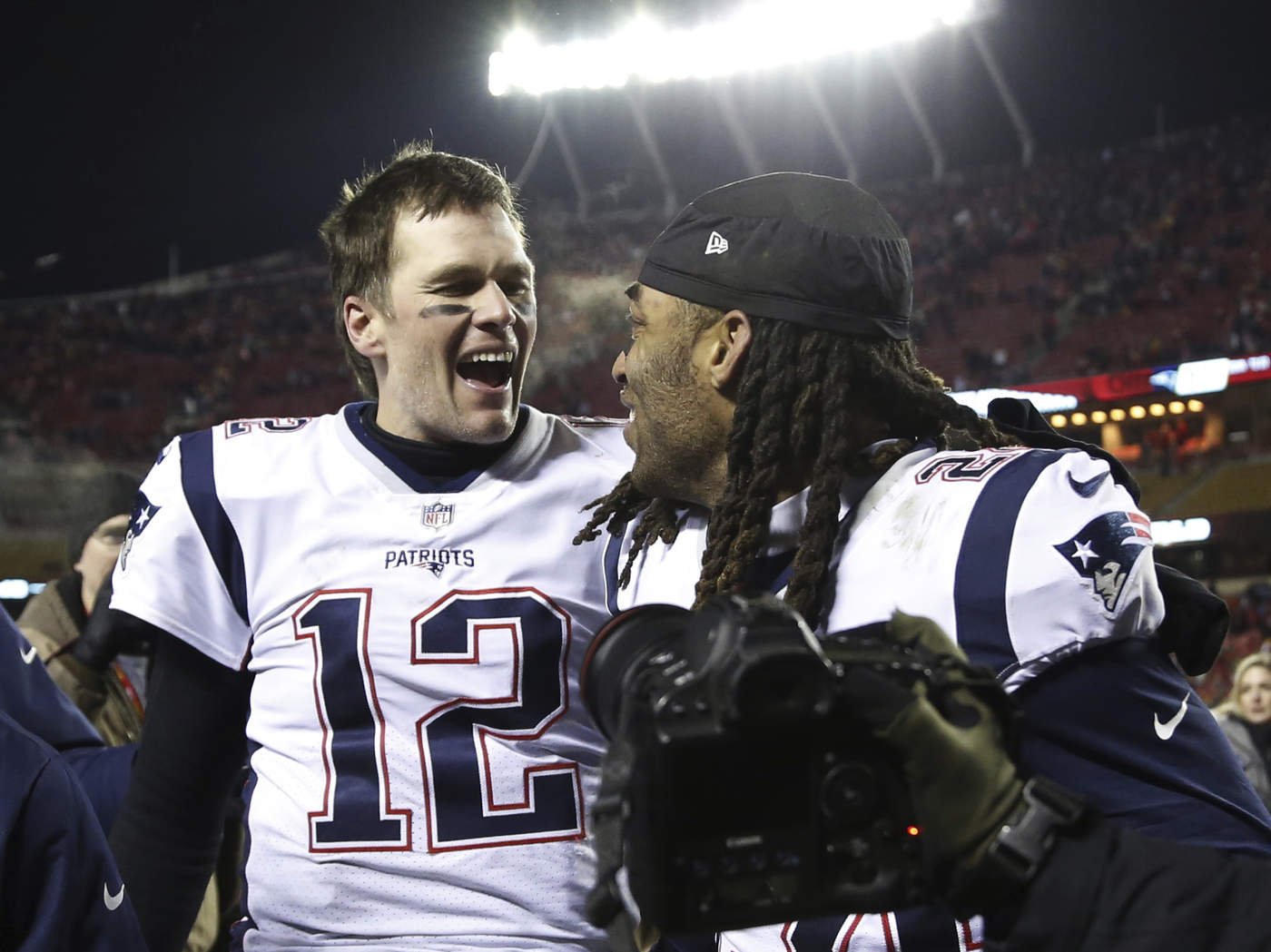Tom Brady (12) sonríe junto a Stephon Gilmore tras conseguir el boleto a un nuevo Super Bowl más, el tercero consecutivo.